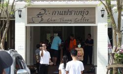 ประชาชนหลั่งไหลแห่อุดหนุน "ร้านกาแฟชายทุ่ง"