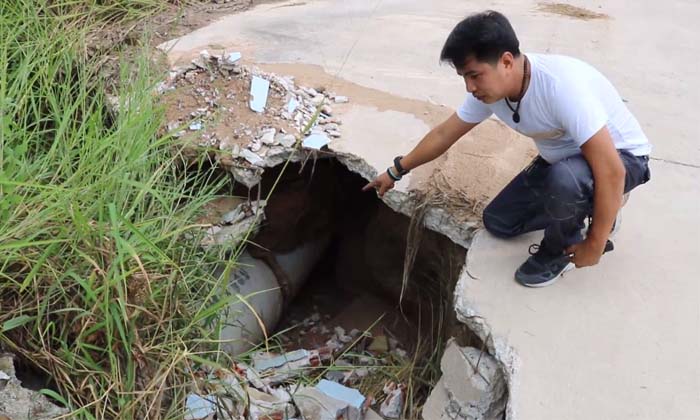 แก้ด่วน! ชาวบ้านร้องถนนพังเป็นหลุมกว้างมานาน ไร้หน่วยงานเหลียวแล หวั่นเกิดอุบัติเหตุ