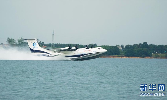 เครื่องบินสะเทินน้ำสะเทินบกลำใหญ่สุดในโลกของจีน ลงจอดบนผิวน้ำ