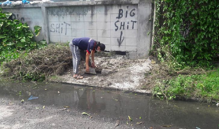 ชาวบ้านเคหะพัทยาร้อง "น้ำครำ" เอ่อจากท่อระบายน้ำ ไหลนองถนนส่งกลิ่นเหม็นคละคลุ้ง