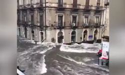 เหมือนฉากในหนังหายนะ คลิปสะพรึงฝนถล่ม-น้ำหลากเข้าเมืองที่อิตาลี