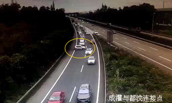 แบบนี้ก็มี หญิงจีนเลี้ยวผิด กลับรถ-ขับสวนเลนบนทางด่วน ทำรถติดยาว