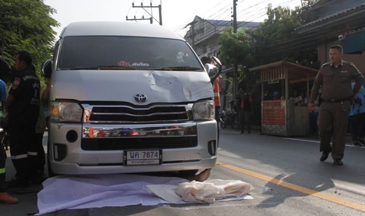 กล้องหน้ารถจับชัด-ภาพสุดท้ายก่อนรถตู้ชนลุงปั่นจักรยานข้ามถนนดับ (มีคลิป)