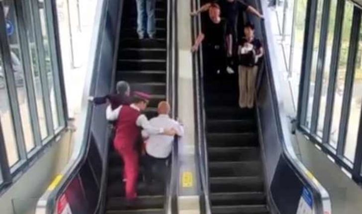 เพียง 1 วินาที หนุ่มพนักงานรถไฟจีนพุ่งช่วย 2 ตายาย เกือบล้มบนบันไดเลื่อน