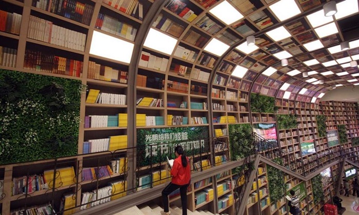 ร้องว้าวดังๆ ชั้นหนังสือสูง 10 เมตร ในห้างฯ ที่จีน เปิดให้อ่านฟรีไม่จำกัด