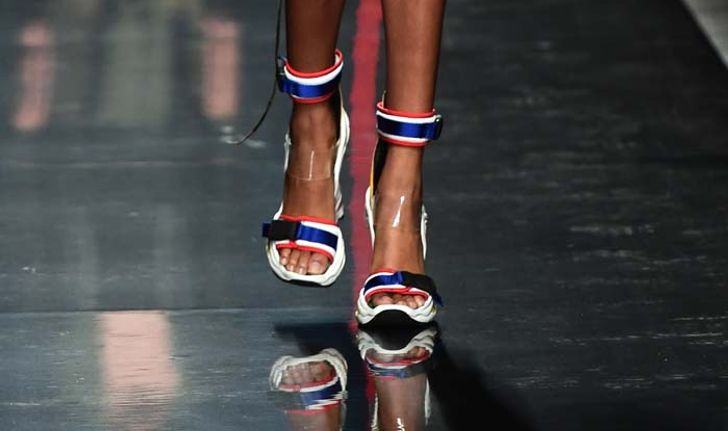 ดราม่า ชาวเน็ตไทยแห่ถล่มเพจ Vogue Paris หลังลงภาพรองเท้าสีคล้ายธงชาติ