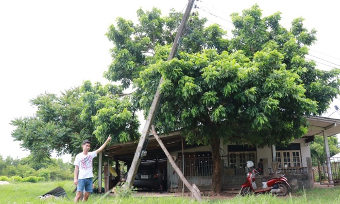 ชาวบ้านทึ่ง พายุทำเสาไฟฟ้าเอน จนท.มาแก้ไขด้วยการใช้ไม้ค้ำยัน