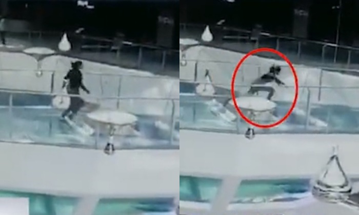 ช็อก หญิงจีนวิ่งล้ม ตกบ่อฉลามกลางสะพานกระจกในห้างสรรพสินค้า