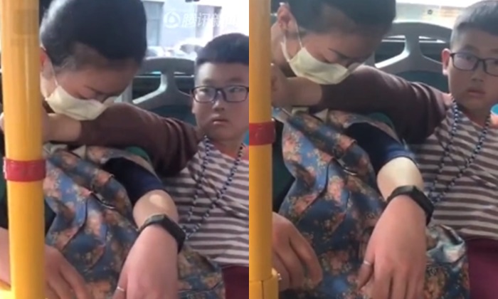 คลิปอบอุ่นหัวใจ เด็กชายใช้แขนเป็นหมอนให้แม่งีบหลับบนรถเมล์