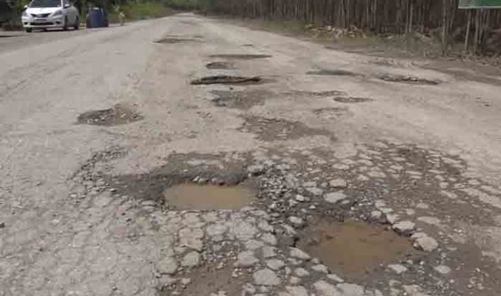 ชาวบ้านร้อง "รถบรรทุกหิน" ทำถนนพังเป็นหลุมบ่อ หวั่นเกิดอันตรายแก่ผู้สัญจร