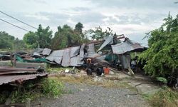 สุพรรณบุรีพายุถล่มหนัก "มะขามยักษ์" อายุนับ 100 ปี โค่นทับบ้าน เจ้าของหวิดดับ