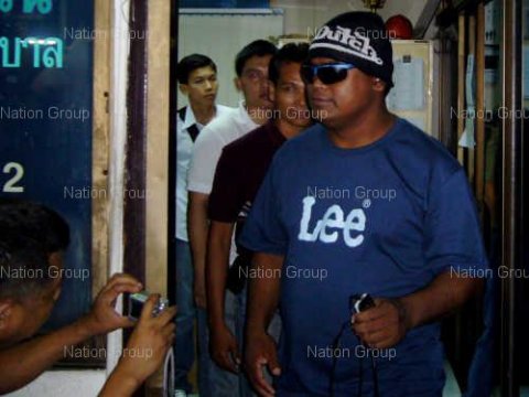 จ่อแจ้ง4ข้อหาหนุ่มเสื้อแดงทุบรถ มาร์ค