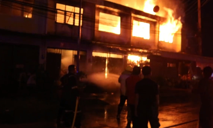 ไฟไหม้อาคารเก่าอายุเกือบ 40 ปี ใจกลาง "ตลาดมาบปู" เสียหายไปกว่า 4 คูหา