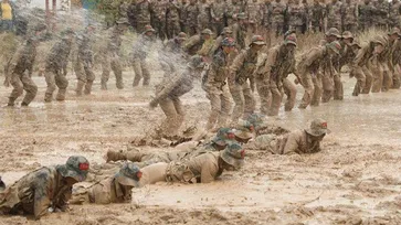 ทหารจีนแผ่นดินใหญ่ เข้าฝึกฝนมหาโหด ดุจหงส์เหล็กแดนมังกร