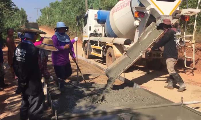 ไม่ง้อหลวง! ชาวบ้านร่วมกับวัด บริจาคเงินทำ "ถนนคอนกรีต" ให้หมู่บ้าน