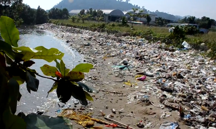 ผงะ "ขยะนับล้านชิ้น" ถูกมรสุมซัดกองพะเนินริมชายหาดชุมพร เผยแต่ละปีมีมากนับ 100 ตัน