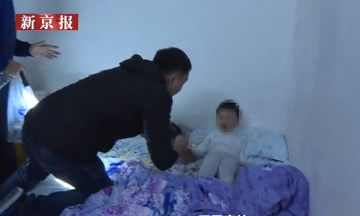 ตำรวจจีนบุกช่วยเด็กชาย 3 ขวบ ถูกโจรสวมหน้ากากบุกปล้นบ้านลักพาตัว