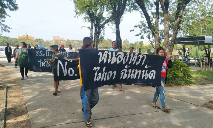 ชาวบ้านรวมตัวขับไล่ ผอ.โรงเรียน หลังดำรงตำแหน่งได้แค่ 2 วัน อ้างบริหารงานไม่โปร่งใส