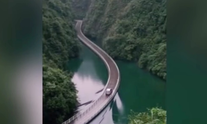 เผยภาพ “สะพานกลางน้ำ” ในหูเป่ย สวยแปลกจนน่าไปเยือน
