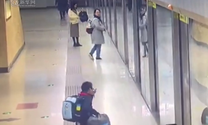 เด็กชายจีนพลาดขบวนรถไฟยามเช้า เข่าทรุดร้องไห้โฮ กลัวไปโรงเรียนสาย
