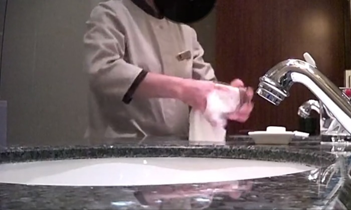 อึ้ง คลิปแฉพนักงานโรงแรมหรูในจีน ใช้ “ผ้าผืนเดียวกัน” เช็ดทั้งแก้วทั้งห้องน้ำ