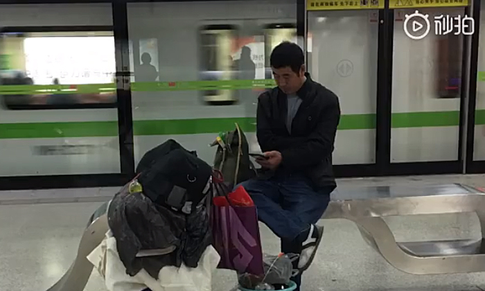 กรรมกรจีนกลัวสัมภาระเกะกะ รอคนซากว่า 40 นาทีค่อยขึ้นรถไฟใต้ดิน