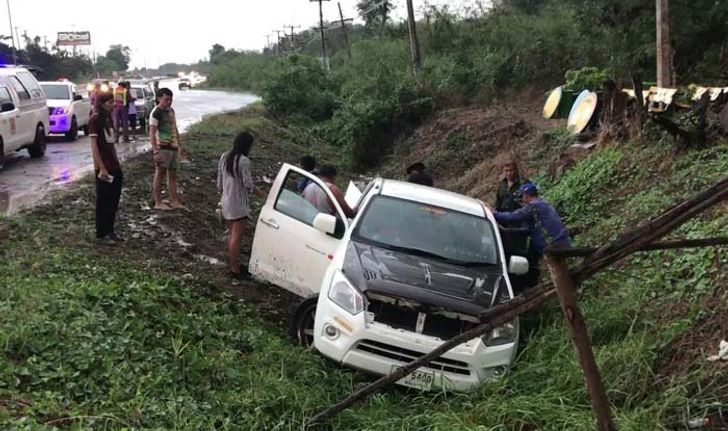 ฝนตกหนัก หนุ่มขับกระบะเสียหลักพุ่งลงข้างทาง บาดเจ็บ 2 ราย