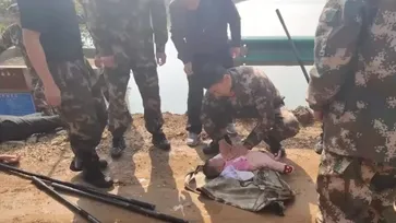 สังคมชื่นชม กองทหารจีนวิ่งช่วยแม่ลูกอ่อนจมน้ำใกล้สนามฝึก รอดตายทั้งคู่