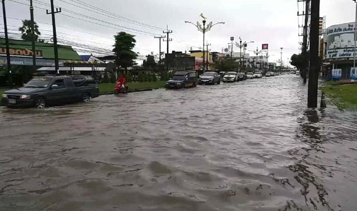 นครศรีฯ อ่วม! ฝนถล่มตลอดคืน น้ำทะลักรอระบายทั้งเมือง