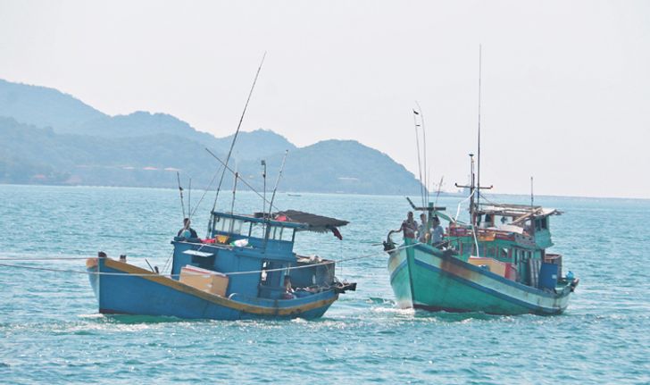 ทัพเรือฯ ส่งเรือรบจับ "เรือประมงเวียดนาม" 2 ลำ ลักลอบทำประมงในน่านน้ำไทย