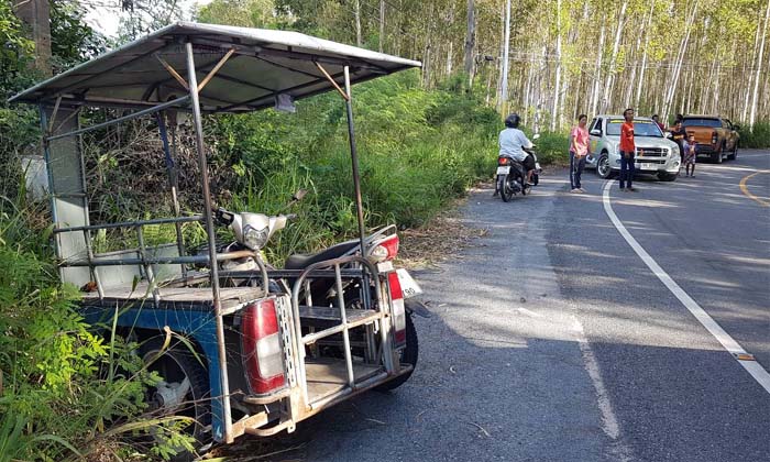 โค้งหักศอก! "รถพ่วงข้าง" ชนสนั่น "รถกระบะ" คนขับบาดเจ็บทั้งสองฝ่าย