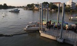 "เรือสปีดโบ๊ท" จอดซ่อมริมท่า เครื่องติดพุ่งชน "เรือโดยสาร" คนขับเรือบาดเจ็บ