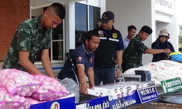 รองแม่ทัพภาค 4 นำบุกยึดเพียบ! “สินค้าหนีภาษี” พบแป้งสาลีตีตราหรู-คุณภาพต่ำ