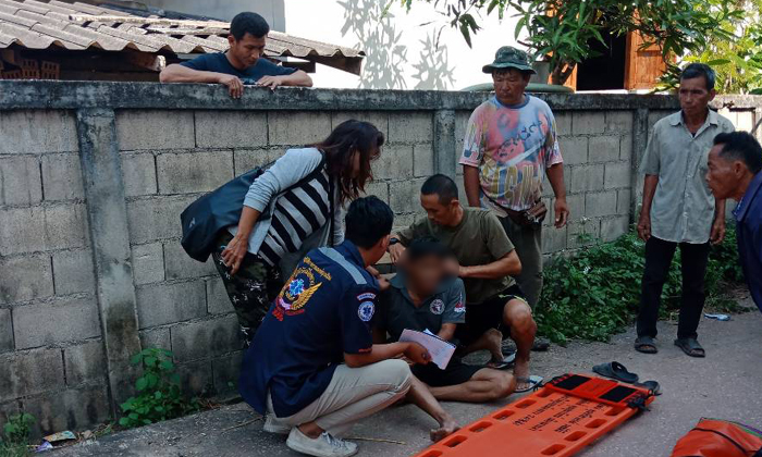 หวิดดับ! ชายวัย 56 ปี เชื่อมท่อไอเสียท้ายรถบรรทุก รถไหลทับแขนหวิดขาด