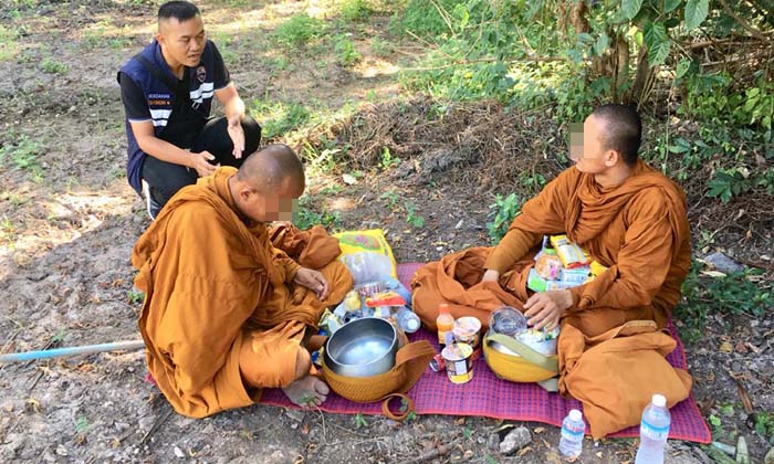 พระ (ไม่) รอด-ตม.มุกดาหารจับ 4 พระสงฆ์กัมพูชาไร้หนังสือเดินทางลักลอบบิณฑบาต