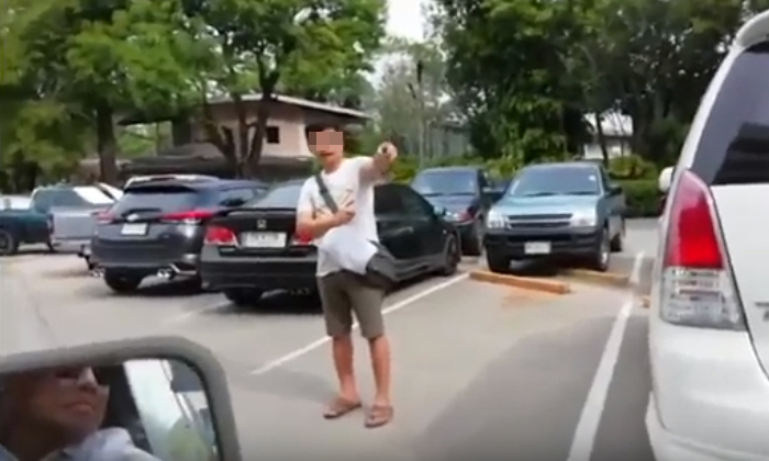 “ประเทศกูมี (อีก)” หนุ่มยืนจังก้ากอดอกกั๊กที่จอดรถโรงพยาบาล-สะท้อนสังคมไทยวันนี้