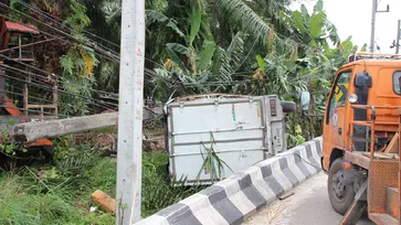 สังเวยอีกศพ “โค้งบางเสียด” กระบะหลับในเสยเกาะกลาง-อีกคันหักหลบทิ่มเสาไฟฟ้าตายคาที่