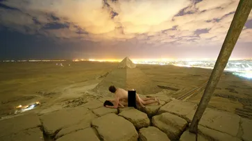 ช่างภาพเดนมาร์ก "ฟีตเจอริ่งสาว" บนพีระมิดกิซา ชาวโซเชียลอียิปต์เดือด!
