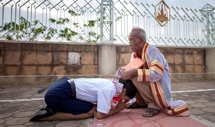 บัณฑิตสาวโพสต์ซึ้ง เรียนจบป.ตรีแม้ยากจน-โดนดูถูก ให้คุณตาสวมชุดครุยพร้อมกราบเท้า