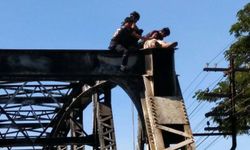 ลุ้นตัวโก่ง-กู้ภัยเร่งช่วยหนุ่มป่วยทางจิตปีนสะพานรถไฟ จู่ๆ เกิดลมชักหวิดร่วงโหม่งพื้น