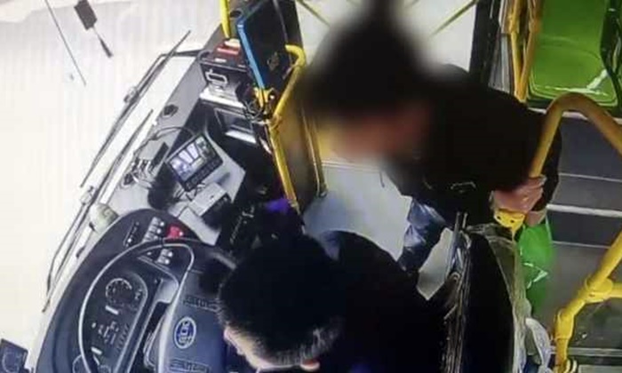 กลัวจับจิต หนุ่มจีนหนีแก๊งแชร์ลูกโซ่วิ่งขึ้นรถเมล์ คนขับช่วยปลอบ ปลอดภัยแล้ว