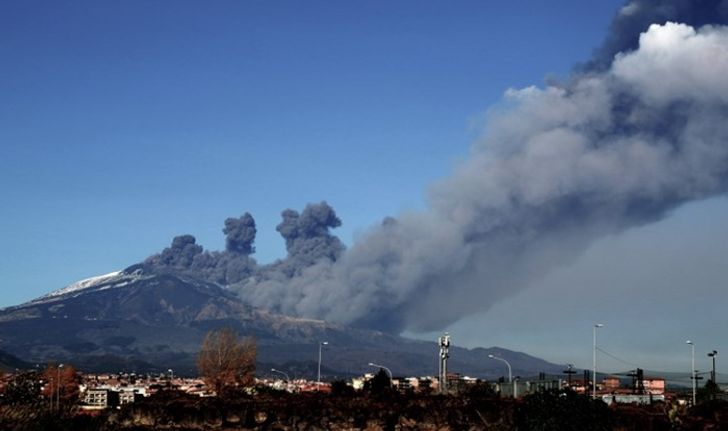 "ภูเขาไฟเอตนา" ปะทุพ่นเถ้าถ่านส่งท้ายปีในอิตาลี กระทบต่อเส้นทางการบิน