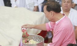 วงการตลกอาลัย "พ่อดม ชวนชื่น" สวมเสื้อสีชมพูรดน้ำศพตามคำสั่งเสีย