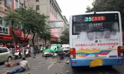 นองเลือดสยอง! หนุ่มจีนคลั่งไล่แทง จี้รถเมล์ชนฝูงชน 5 ศพเกลื่อนถนน