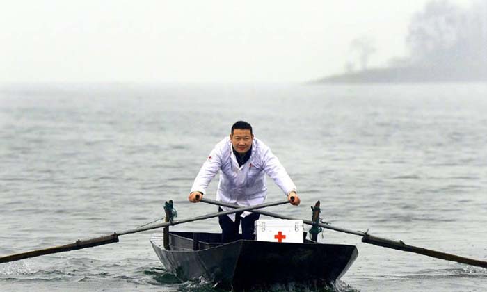 คนดีที่โลกรอ หมอชาวจีนลงเรือไปรักษาคนบนเกาะ มานานกว่า 19 ปี