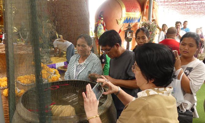 คึกคัก! ส่องเลขเด็ด “ฤๅษีเณร” พร้อมอาบน้ำมนต์หวังรับโชคปีใหม่