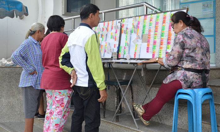 เปิด "เลขเด็ด" ส่งท้ายปี คอหวยยังตามต่อเลขปีเก่า-ปีใหม่