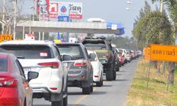 ถนนมิตรภาพยังหนึบ ผู้คนแห่เดินทางกลับบ้านฉลองวันปีใหม่