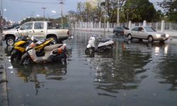 น้ำทะเลหนุนสูง พาน้ำท่วมถนนเลียบชายทะเลชลบุรี ระยะทางกว่า 1 กิโลเมตร-การจราจรติดขัด