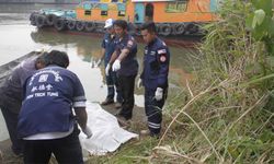 พบศพแล้ว! หนุ่มใหญ่พลักตกจากเรือสินค้า จมหายกลางแม่น้ำป่าสักนานสองวัน